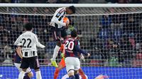 Juan Cabal dari Juventus mencetak gol ke gawang Bologna di Stadion Dallara di Bologna, Italia, Senin (15/12/2025) dini hari WIB dalam lanjutan Liga Italia 2025/2026. (Spada/LaPresse via AP)