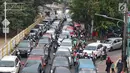 Pemandangan kendaraan terjebak macet saat melintas di kawasan Lenteng Agung, Jakarta Selatan, Minggu (23/9). Kurang tegasnya petugas menertibkan angkot yang mengetem sembarangan memperparah kemacetan di kawasan tersebut. (Liputan6.com/Immanuel Antonius)