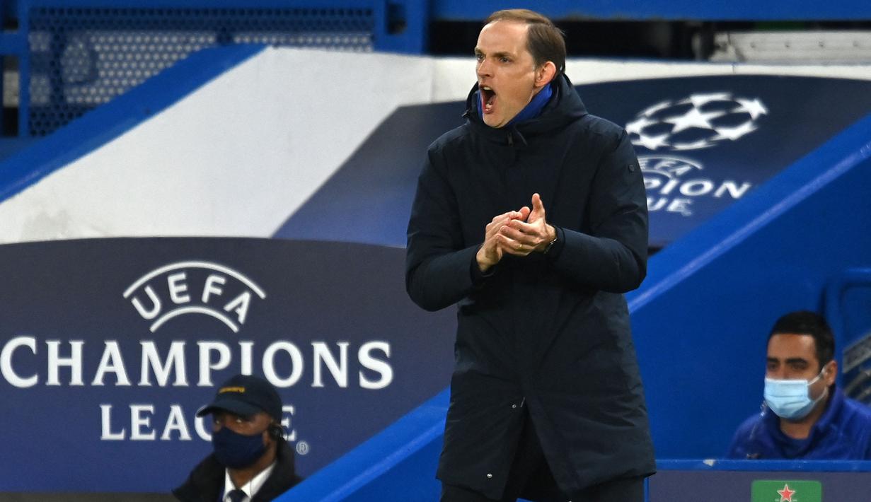 Pelatih Chelsea, Thomas Tuchel, memberikan semangat kepada anak asuhnya saat melawan Real Madrid pada leg kedua semifinal Liga Champions, di Stadion Stamford Bridge, Kamis (06/05/2021). Chelsea menang dengan skor 2-0. (AFP/Glyn Kirk)