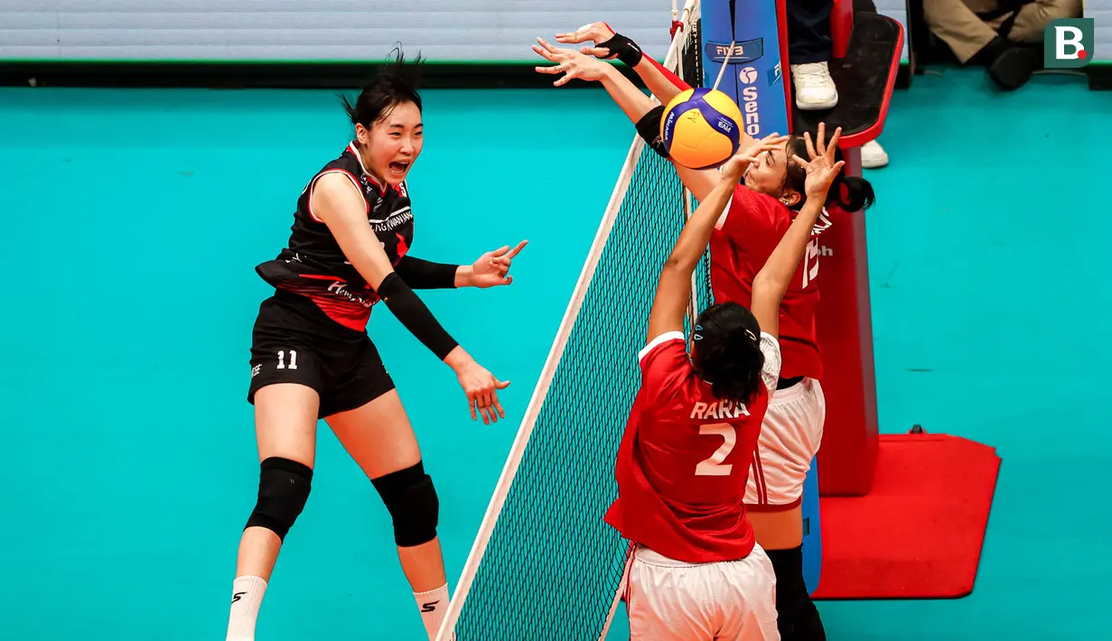 <p>Pemain Red Sparks, Gwak Seon-ok (kiri) melepaskan spike yang berusaha diblok dua pemain tim putri Indonesia All Star, Yolla Yuliana (kanan) dan Maradanti Namira pada laga ekshibisi bola voli fun volleyball di Indonesia Arena, Senayan, Jakarta, Sabtu (20/4/2024). Red Sparks menang 3-2 (25-17, 25-15, 19-25, 18-25 dan 15-12). (Bola.com/Bagaskara Lazuardi)</p>
