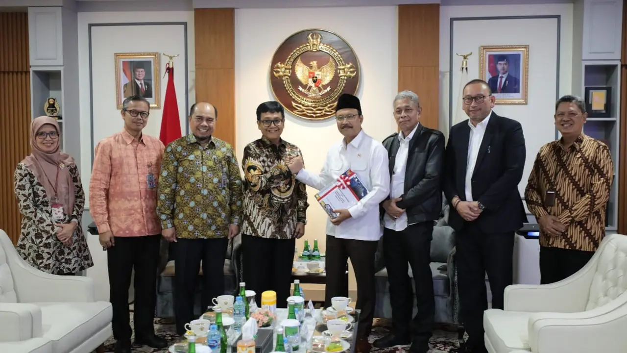 Anggota III BPK, Akhsanul Khaq menyerahkan Opini WTP kepada Menteri Sosial Saifullah Yusuf (Gus Ipul) di Gedung BPK, Jakarta Pusat.