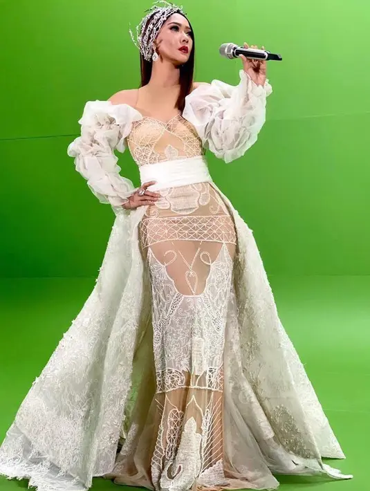 Kali ini, Inul tampil memukau kenakan sheer dress warna putih, perlihatkan tubuh yang ramping.(Instagram/Inul.d).