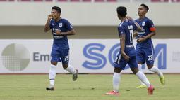 Gelandang PSIS Semarang, Fandi Eko Utomo (kiri) melakukan selebrasi usai mencetak gol kedua ke gawang Persikabo 1973 dalam laga matchday ke-2 Grup A Piala Menpora 2021 di Stadion Manahan, Solo, Kamis (25/3/2021). PSIS menang 3-1 atas Persikabo 1973. (Bola.com/Arief Bagus)