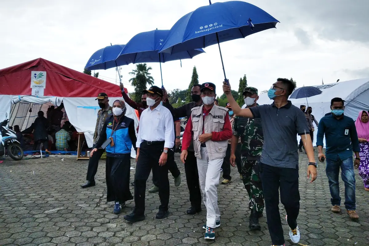 Menteri PMK, Muhadjir Effendy mengunjungi posko utama gempa Pasaman Barat, Kamis (3/3/2022).