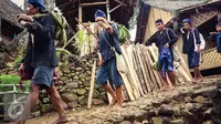 Masyarakat Suku Baduy Luar mulai berjalan membawa hasil kebun dan sawah di Kampung Kadu Ketug, Kabupaten Lebak, Banten (13/05). Mereka berjalan ke Ciboleger naik angkutan umum. (Liputan6.com/Fery Pradolo)