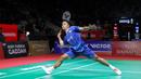 Pebulu tangkis tunggal putra Indonesia, Anthony Ginting berusaha menjangkau kok dalam babak kualifikasi Indonesia Masters 2026 melawan wakil Thailand, Kantaphon Wangcharoen di Istora, Senayan, Selasa (20/01/2026). (Bola.com/Bagaskara Lazuardi)