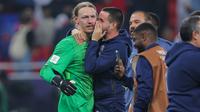 Kiper Paris Saint-Germain asal Rusia bernomor punggung 39, Matvey Safonov, merayakan kemenangan bersama rekan-rekan setimnya setelah memenangkan pertandingan final Piala Interkontinental 2025 antara Paris Saint-Germain (PSG) dan CR Flamengo di Stadion Ahmad bin Ali di Al-Rayyan, pinggiran Doha, Kamis (18-12-2025) dini hari WIB. (Karim JAAFAR/AFP)