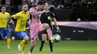 Pemain Inter Miami, Lionel Messi mengontrol bola pada laga persahabatan melawan Al-Nassr di Kingdom Arena Stadium, Riyadh, Arab Saudi, Jumat (02/02/2024) dini hari WIB. (AP Photo/Amr Nabil)