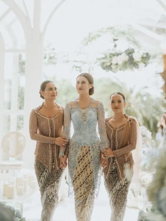 Di momen ini, kedua kakak perempuan Aaliyah mengenakan kebaya super cantik berwarna cokelat, yang sama. [Foto: Instagram/morden.co]