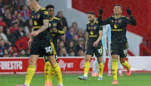 Gelandang Manchester United (MU), Casemiro, berselebrasi setelah mencetak gol ke gawang Nottingham Forest dalam laga lanjutan Premier League 2025/2025 di The City Ground, Sabtu (1/11/2025). MU bermain imbang 2-2 di markas Nottingham Forest. (Darren Staples / AFP)