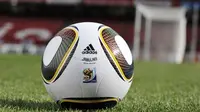 Jabulani, bola resmi untuk Piala Dunia 2010 diperkenalkan oleh Adidas di Cape Town. AFP PHOTO/ADIDAS