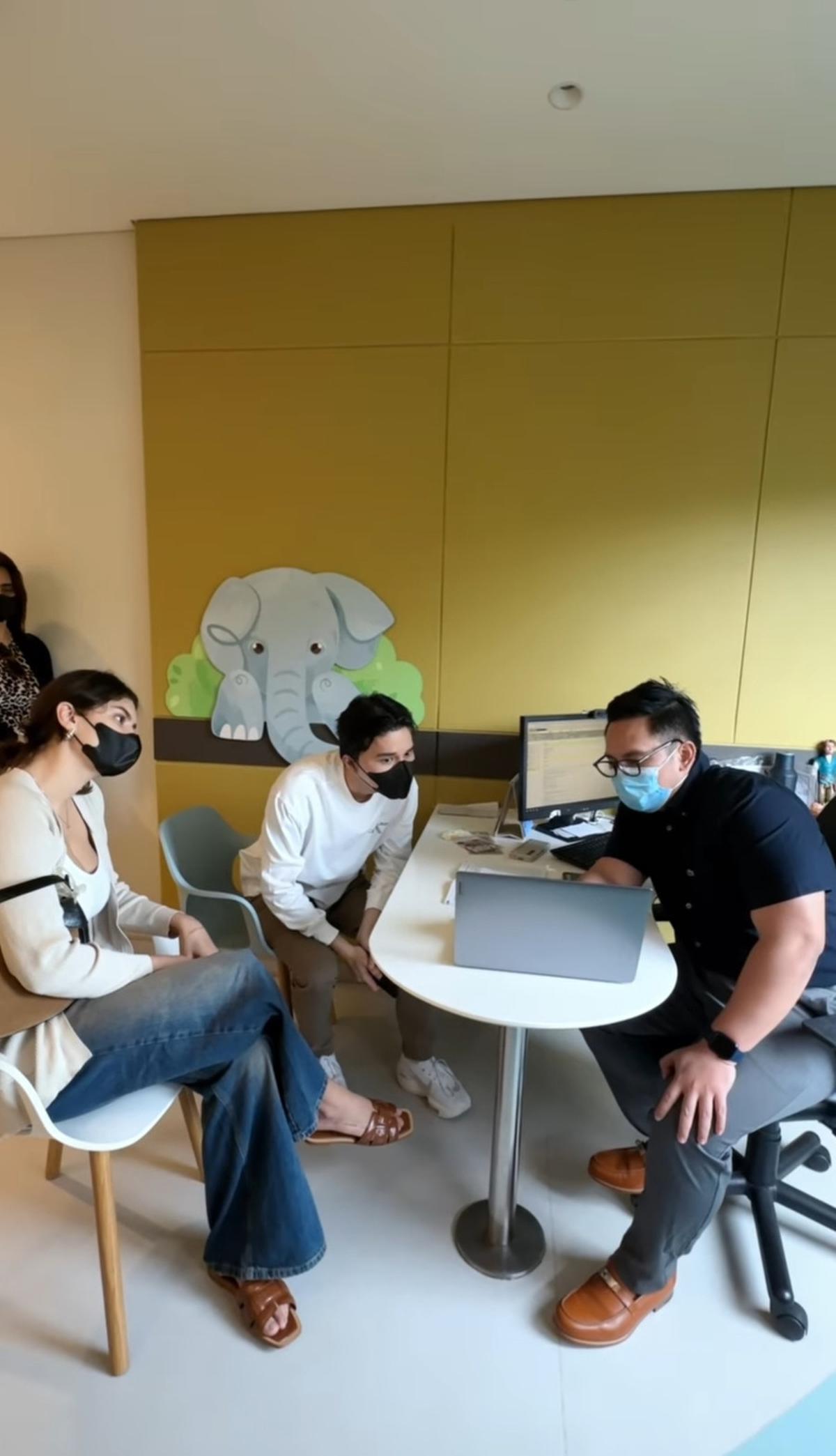 Jarang memperlihatkan keromantisan di depan kamera, Dr. Oky dan Sarah justru terlihat sangat serius mendengarkan penjelasan dokter anak. Mereka terlihat sebagai orangtua yang sangat bertanggung jawab
