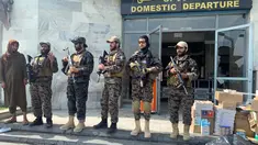 Pasukan Taliban berjaga-jaga dalam Bandara Internasional Hamid Karzai setelah penarikan Amerika Serikat (AS) di Kabul, Afghanistan, Selasa (31/8/2021). Taliban memegang kendali penuh atas Bandara Kabul setelah pesawat AS terakhir meninggalkan landasan pacu. (AP Photo/Kathy Gannon)