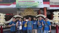 Sejumlah pendukung Inter Milan bersiap melakukan registrasi jelang Gathering Nasional Inter Club Indonesia (ICI) Moratti IV di Bali, Jumat (28/8/2015). (Bola.com/Vitalis Yogi Trisna)