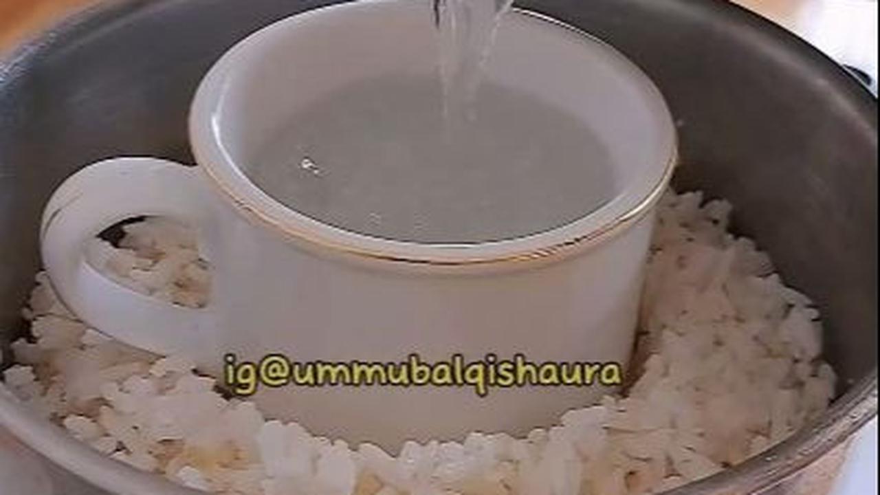Isi Cangkir dengan Air Mendidih