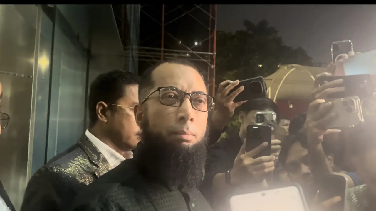 Ustad Khalid Basalamah di Gedung Merah Putih KPK, Jakarta, Kamis (23/4/2026) (Liputan6.com/Muhammad Radityo Priyasmoro)