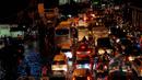 Genangan air setinggi 20-40 cm menyebabkan kemacetan parah di Jalan Daan Mogot, Jakarta, Senin (9/2/2015) malam. (Liputan6.com/Faisal R Syam)