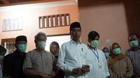 Jokowi saat menyampaikan kabar meninggalnya sang ibu di rumah duka, Sumber, Surakarta, Rabu (25/3/2020) malam. (Liputan6.com/Fajar Abrori)