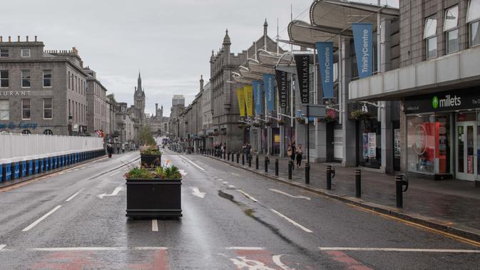 Jalanan sepi kota Aberdeen menyusul pemberlakuan lockdown atau penguncian wilayah setelah jumlah kasus COVID-19 melonjak di Skotlandia, Kamis (6/8/2020). Pemerintah Kota Aberdeen mencatat puluhan kasus virus Corona baru dalam minggu ini. (Michal Wachucik / POOL / AFP)