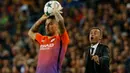 Pelatih Barcelona, Luis Enrique memberikan instruksi kepada para pemainnya di pertadingan Barcelona melawan Machester City, Barcelona, Spanyol (19/10). Barca berhasil menang telaj di kandang sendiri dengan skor 4-0. (Reuters/Albert Gea)