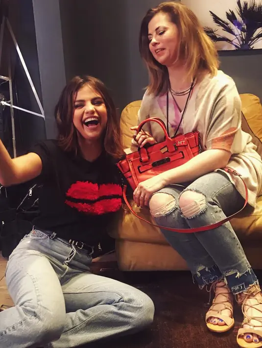 Selena Gomez sendiri mengunggah sebuah foto dengan para penggemarnya menggunakan sweater berwarna abu-abu dan tank top putih. (instagram/selenagomez)