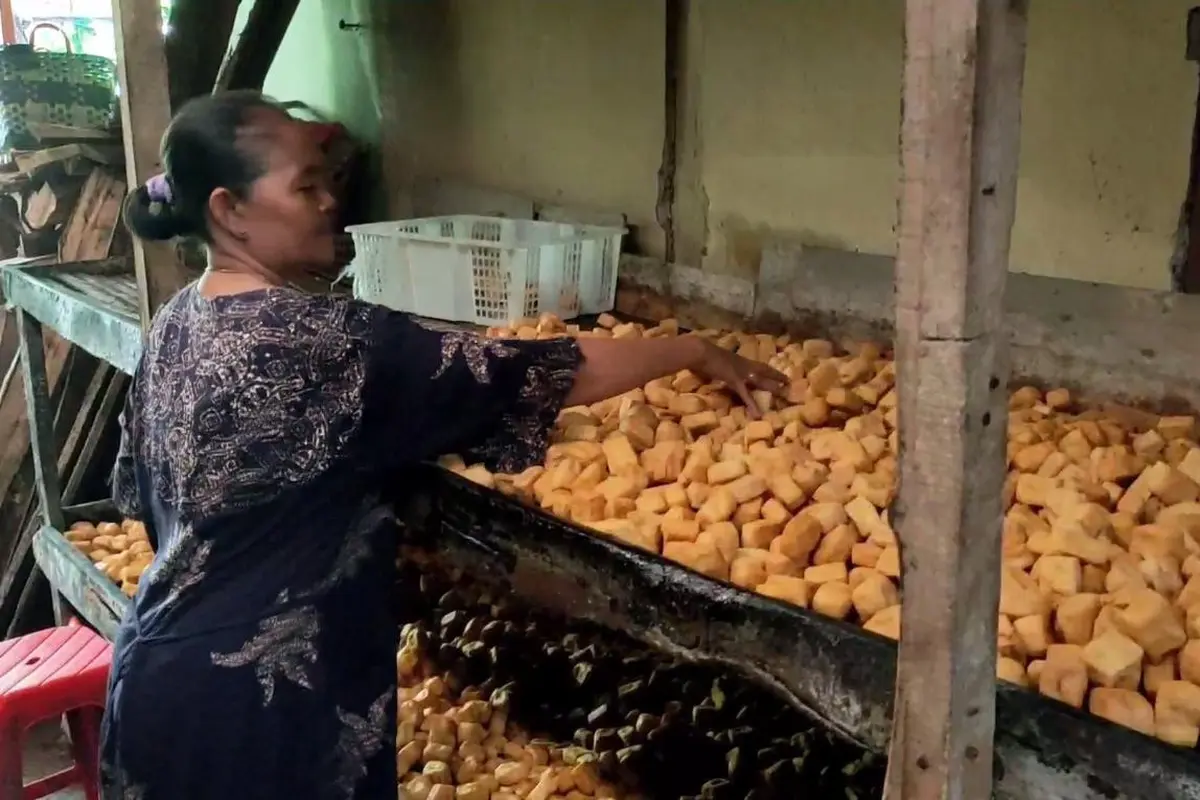 Penjual tahu di Bojonegoro memperkecil ukuran karena kedelai yang mahal. (Adirin/Liputan6.com)