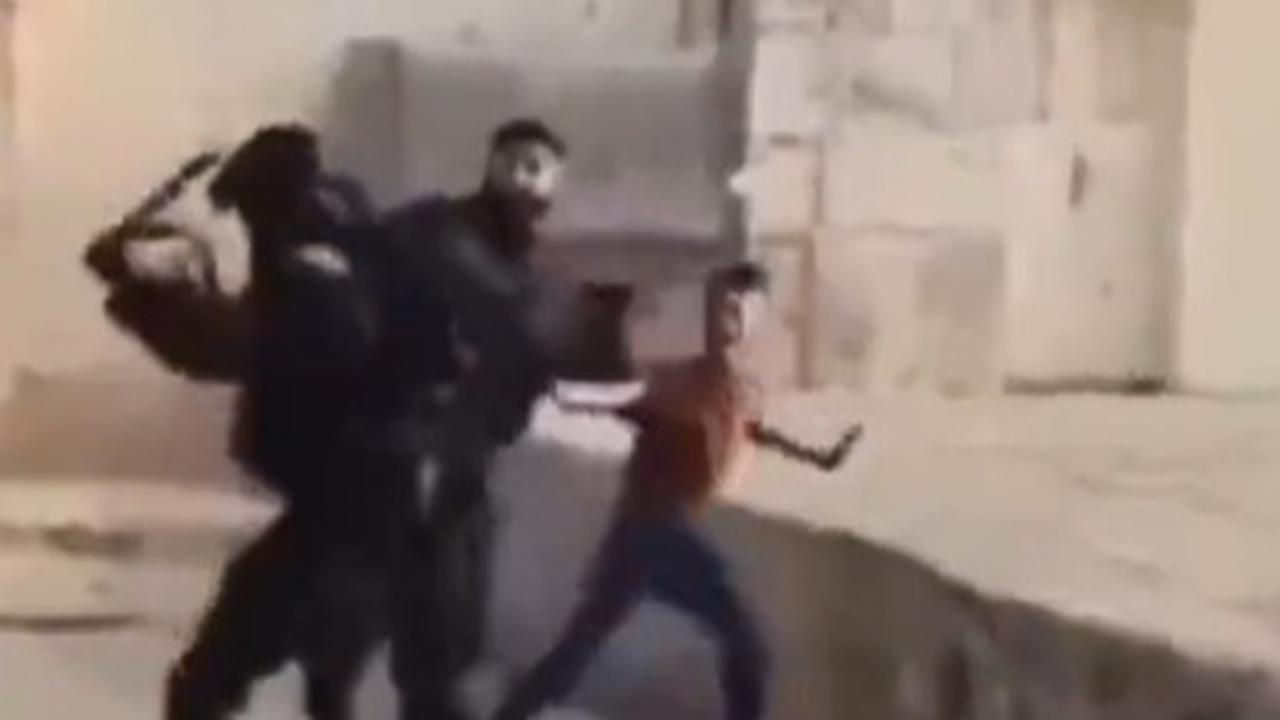 Polisi Israel Hajar & Pukuli Pria Palestina di Depan Anaknya Sendiri