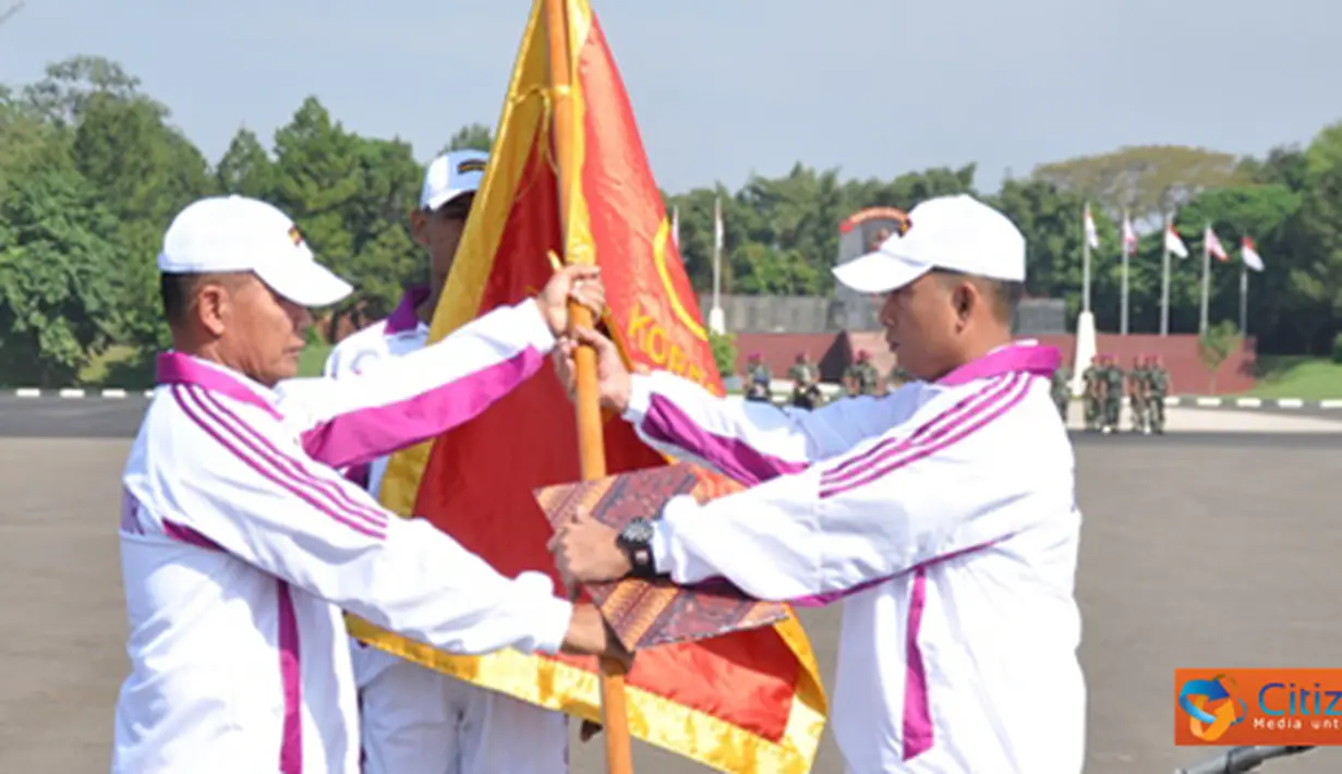Citizen6, Cilandak: Komandan Pasmar-2 Brigadir Jenderal TNI (Mar) Sturman Panjaitan melepas Kontingen Korps Marinir dalam rangka Porwilbar 2012 di lapangan Kesatrian Marinir Hartono, Bhumi Marinir Cilandak, Jakarta Selatan, Rabu (23/5). (Pengirim: Marinir