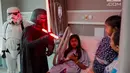 Sejumlah karakter film Star Wars menyapa pasien di Siloam Hospitals TB Simatupang, Jakarta Selatan, Sabtu (6/4). Kehadiran karakter Star Wars ini untuk menghibur para pasien, khususnya anak-anak di rumah sakit tersebut. (Liputan6.com/Faizal Fanani)
