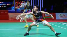 Pebulu tangkis ganda putra Indonesia, Nikolaus Joaquin/Raymond Indra berusaha mengembalikan kok ke pasangan Malaysia, Goh Sze Fei/Nur Izzuddin dalam laga final Indonesia Masters 2026 di Istora, Senayan, Jakarta, Minggu (25/01/2026). (Bola.com/Bagaskara Lazuardi)