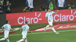 Gol Marcos Rojo menjadi pembuka pesta gol Argentina ke gawang Paraguay. (AFP PHOTO/LUIS ACOSTA)