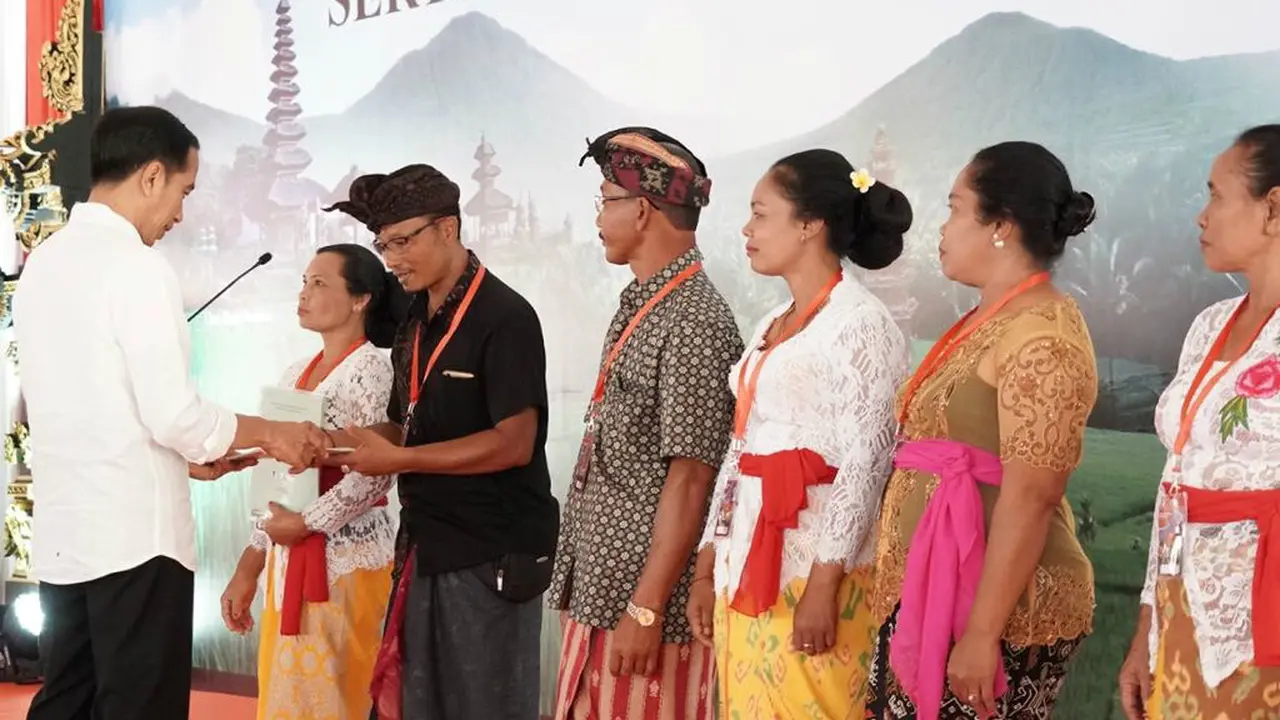 Presiden Jokowi menyerahkan sertifikat tanah di Tabanan, Bali