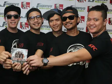 Grup band Repvblik memperlihatkan album kedua mereka saat peluncuran di kawasan Tugu Tani, Jakarta, Rabu (7/9). Album kedua Repvblik bertajuk 'Aku Tetap Cinta' dengan memuat 13 lagu.(Liputan6.com/Herman Zakharia)