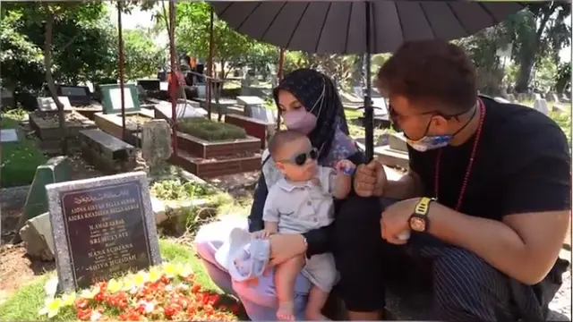 6 Momen Ammar Zoni dan Irish Bella Ajak Baby Air Ziarah ke Makam Anak Kembar