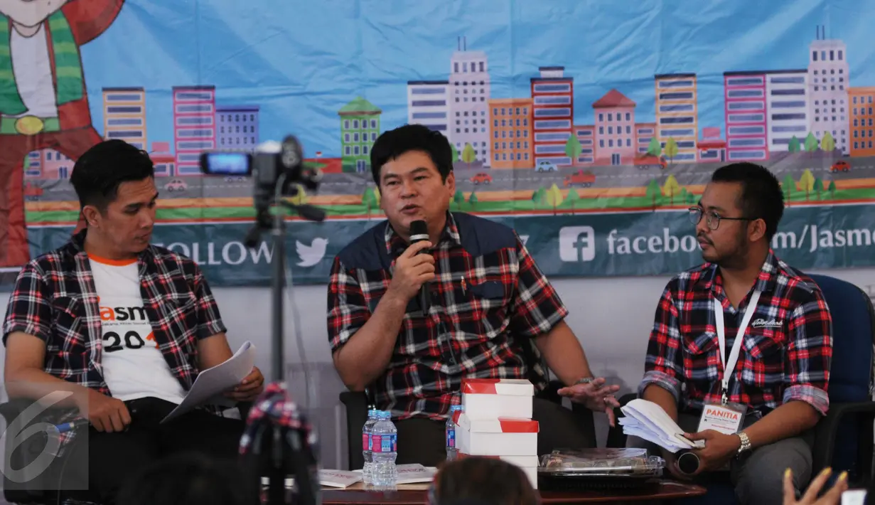 Adik Ahok, Basuri T Purnama memberikan dukungan di Rumah Lembang, Jakarta, Jumat (13/1). Relawan pendukung pasangan nomer 2 Ahok-Djarot mengadakan workshop dan nonton bareng debat KPUD untuk Cagub Cawagub Jakarta. (Liputan6.com/Gempur M Surya)