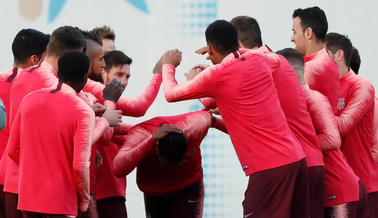 Para pemain Barcelona berlatih bersama jelang menghadapi Manchester United (MU) pada leg kedua babak perempat final Liga Champions 2018/19 di Sant Joan Despi, 15 April 2019. Barcelona akan menjamu MU di Camp Nou. (REUTERS/Albert Gea)