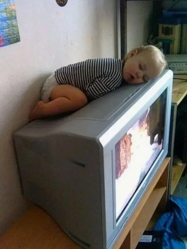 10 Potret Absurd Bocah Tidur di Sembarang Tempat, Ada yang Di Rak Supermarket