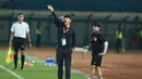 Pelatih Indonesia, Shin Tae-yong memberikan instruksi kepada para pemainnya dalam laga uji coba FIFA Matchday antara Timnas Indonesia menghadapi Bangladesh di Stadion Si Jalak Harupat, Bandung, Rabu (1/6/2022) malam WIB. (Bola.com/M. Iqbal Ichsan)
