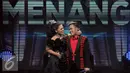 Finalis D Academy 3, Weni (kiri) dan Ical berpelukan jelang pengukuhan juara D Academy 3 di Panggung Kemenangan di Jakarta, Sabtu (28/5). Ical unggul pengumpulanpolling sms 54.8% dari finalis asal Pontianak, Weni. (Liputan6.com/Helmi Fithriansyah)