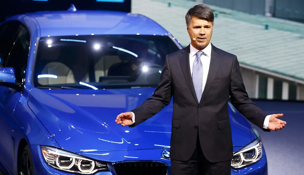 CEO BMW, Harald Krueger saat sedang presentasi selama Frankfurt Motor Show (IAA) di Frankfurt, Jerman, Selasa (15/9). Krueger jatuh pingsan ketika tengah memberikan ulasan mengenai produk terbaru BMW. (REUTERS/Kai Pfaffenbach)