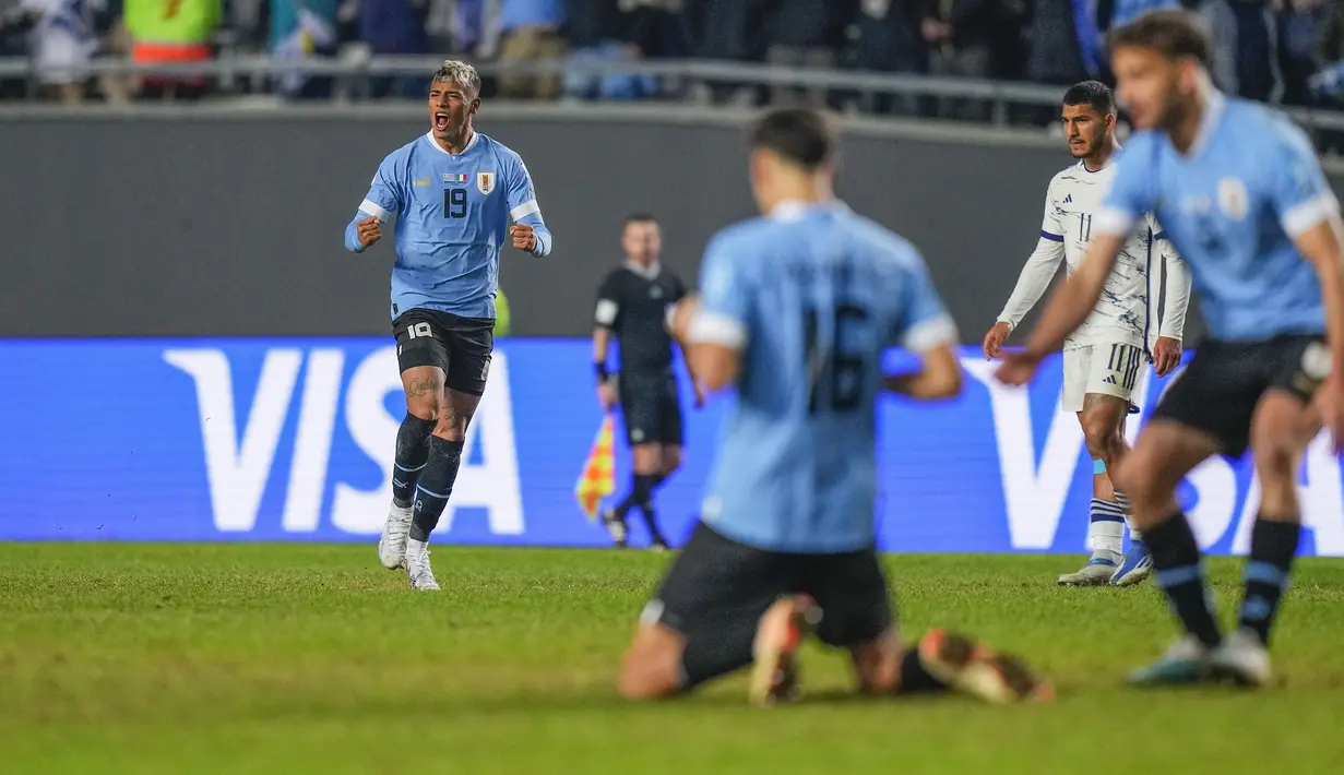 Selebrasi striker Timnas Uruguay U-20, Luciano Rodriguez (kiri) setelah mencetak gol ke gawang Italia pada laga final Piala Dunia U-20 2023 di Unico Diego Armando Maradona Stadium, La Plata, Argentina, Senin (12/6/2023) dini hari WIB. (AP Photo/Natacha Pisarenko)