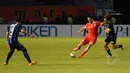 Gelandang Persija, Martin Vunk (tengah) berebut bola dengan pemain Gamba Osaka di laga persahabatan yang digelar di Stadion GBK Jakarta, Sabtu (24/1/2015). Persija kalah 0-4 dari Gamba Osaka. (Liputan6.com/Helmi Fithriansyah)
