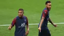 Pemain PSG, Kylian Mbappe dan Neymar, saat mengikuti sesi latihan jelang menghadapi Atalanta pada babak perempat final Liga Champions 2019/2020 di Estadio Da Luz, Kamis (12/8/2020). PSG akan melawan Atalanta untuk menentukan siapa yang lolos ke semi final. (AFP/Rafael Marchante/pool)