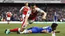 Pemain Arsenal, Laurent Koscielny terjatuh bersama pemain Chelsea, Diego Costa pada lanjutan Premier League di Emirates Stadium, Minggu (25/9/2016) dini hari WIB. (Reuters/Dylan Martinez)