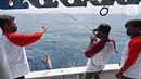 Sejumlah pemancing menangkap ikan pada kegiatan BNI Fun Fishing 2021 di perairan Selat Sunda, Banten, Sabtu (16/10/2021). Kegiatan  tahunan yang diikuti jurnalis media online dan elektronik berlomba-lomba mencari ikan terbesar dan terbanyak jenis kakap hingga tenggiri. (Liputan6.com/HO/Fun Fishing)