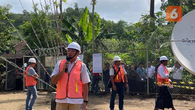 <p>Direktur Infrastruktur BAKTI Kominfo Bambang Noegroho saat mengunjungi BTS 4G BAKTI di daerah 3T di Desa Selong Belanak, Kabupaten Lombok Tengah, Nusa Tenggara Barat, Rabu (5/10/2022).</p>