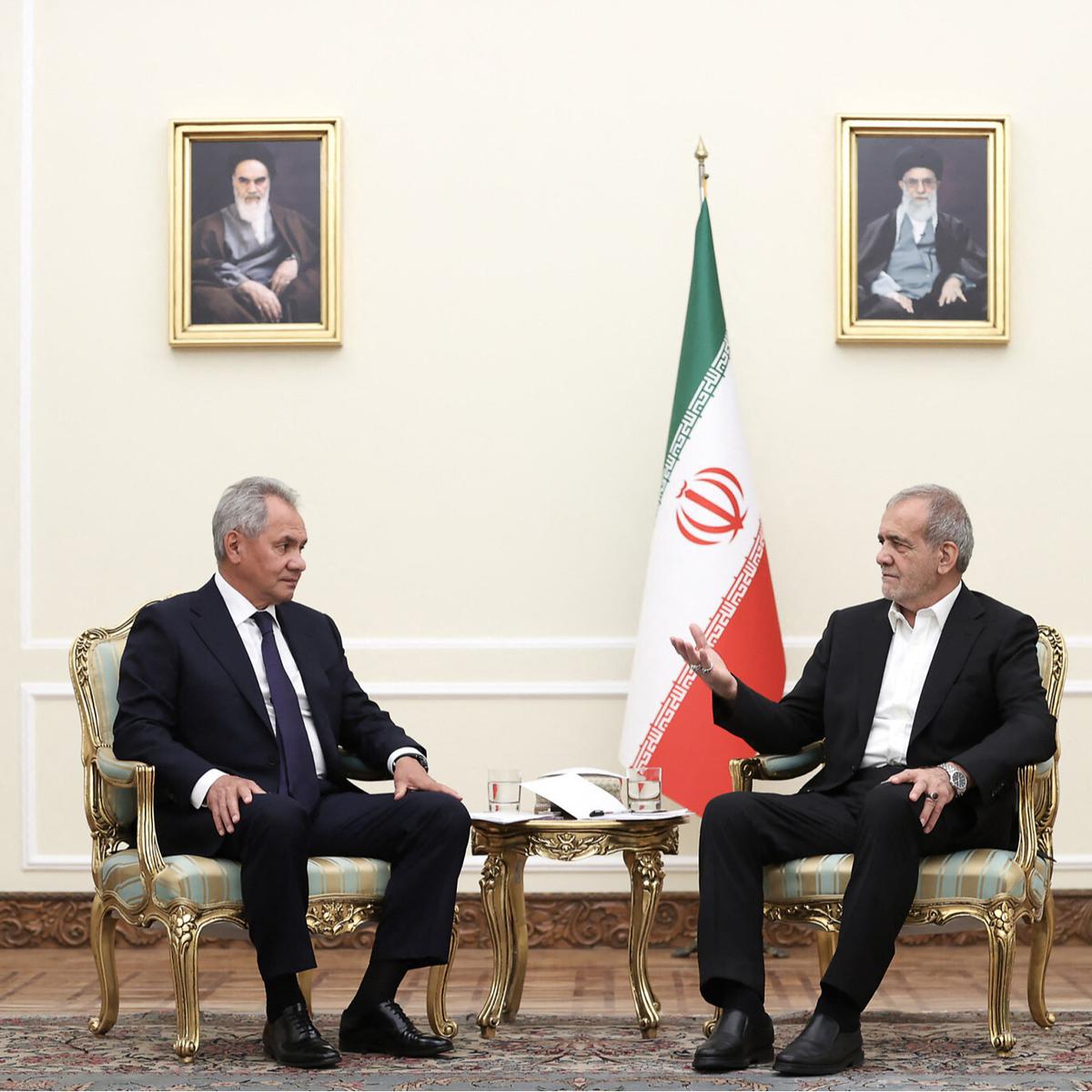 Presiden Iran dengan Sekretaris Dewan Keamanan Rusia Sergei Shoigu