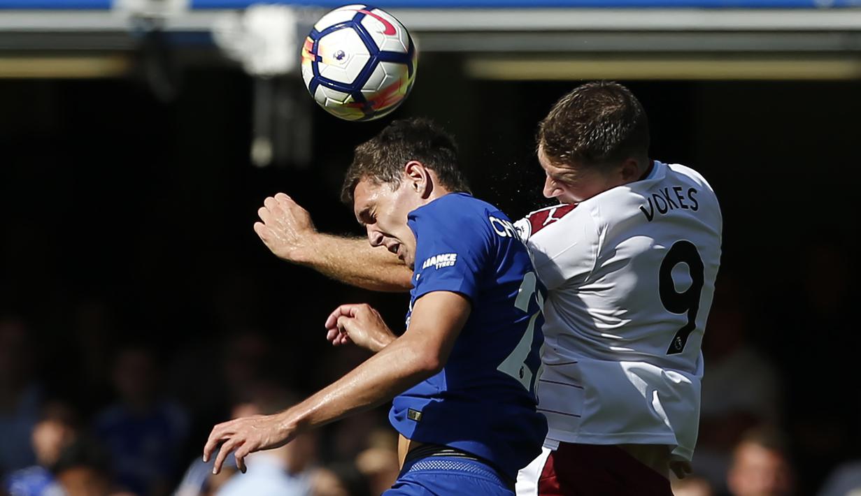 Pemain Chelsea, Andreas Christensen (kiri) berduel dengan pemain Burnley, Sam Vokes pada laga perdana Premier League di Stamford Bridge, (12/8/2017). Chelsea kalah 2-3. (AFP/Ian Kington)