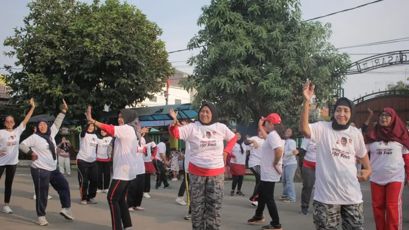 Relawan Mas Bowo menggelar kegian senam sehat dan pembagian sembako di Karawang Barat, Jawa Barat (Jabar)