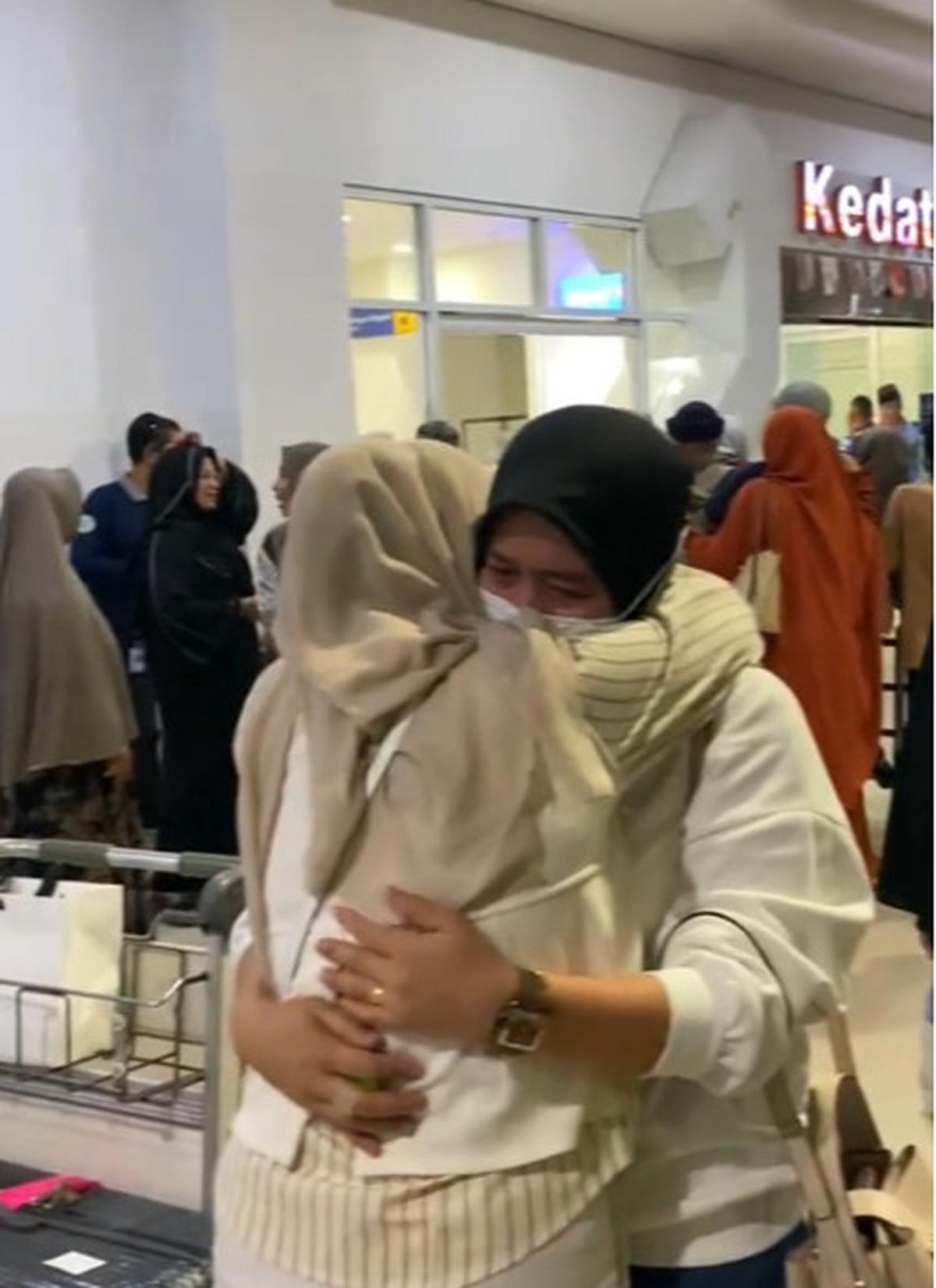 Peluk Erat Bak Lepas Kerinduan, Momen Wanita Sambut Ibunda yang Datang Dari Luar Negeri Ini Bikin Haru